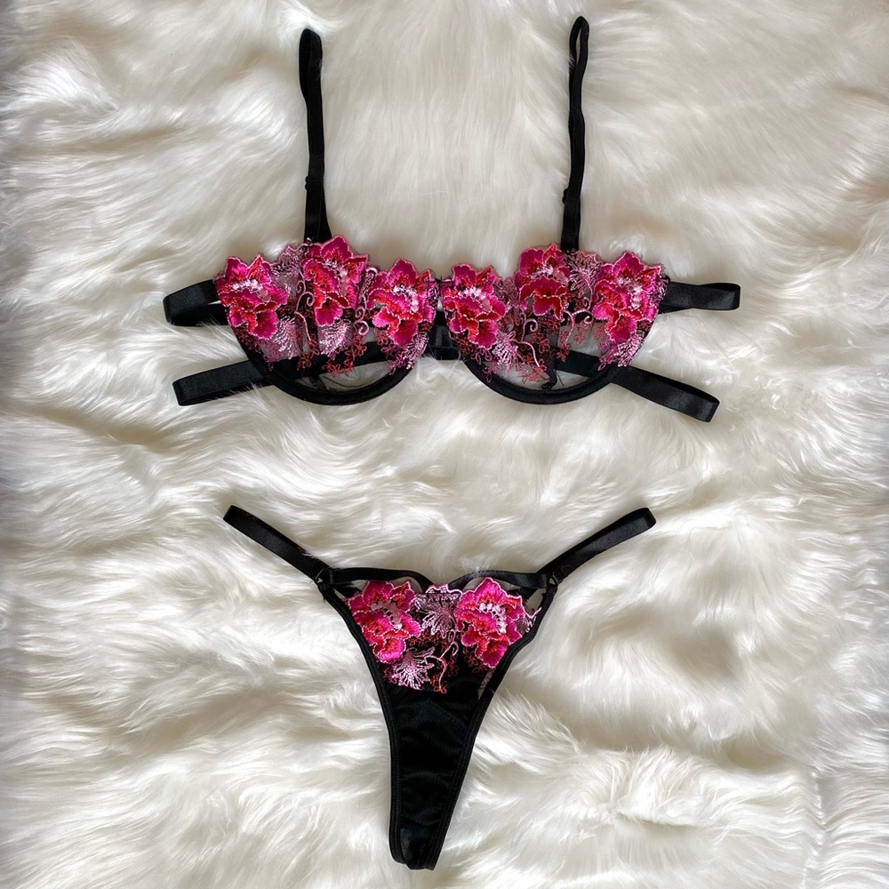 🌺 NWOT Size M Floral Embroidered Mesh Lingerie Set Underwire Bra + Thong